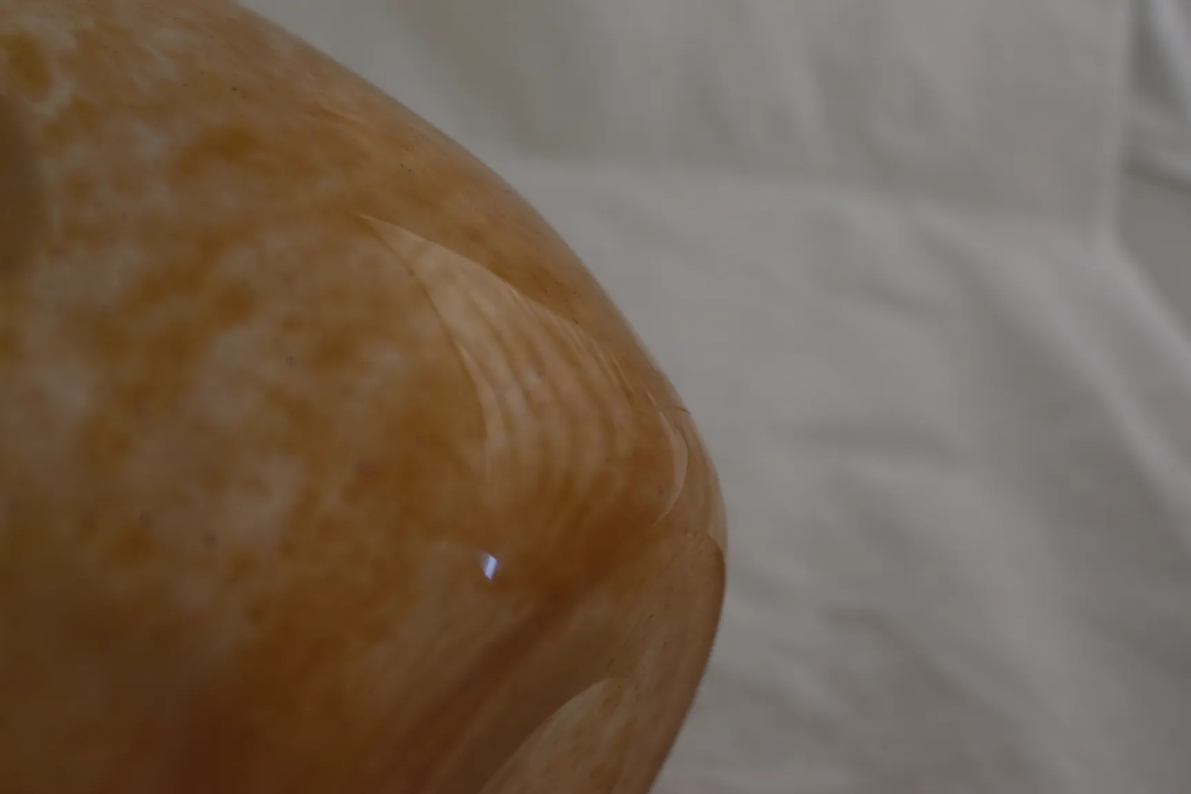 Antikes signiertes Glas Schneider, Nahaufnahme der Oberfläche