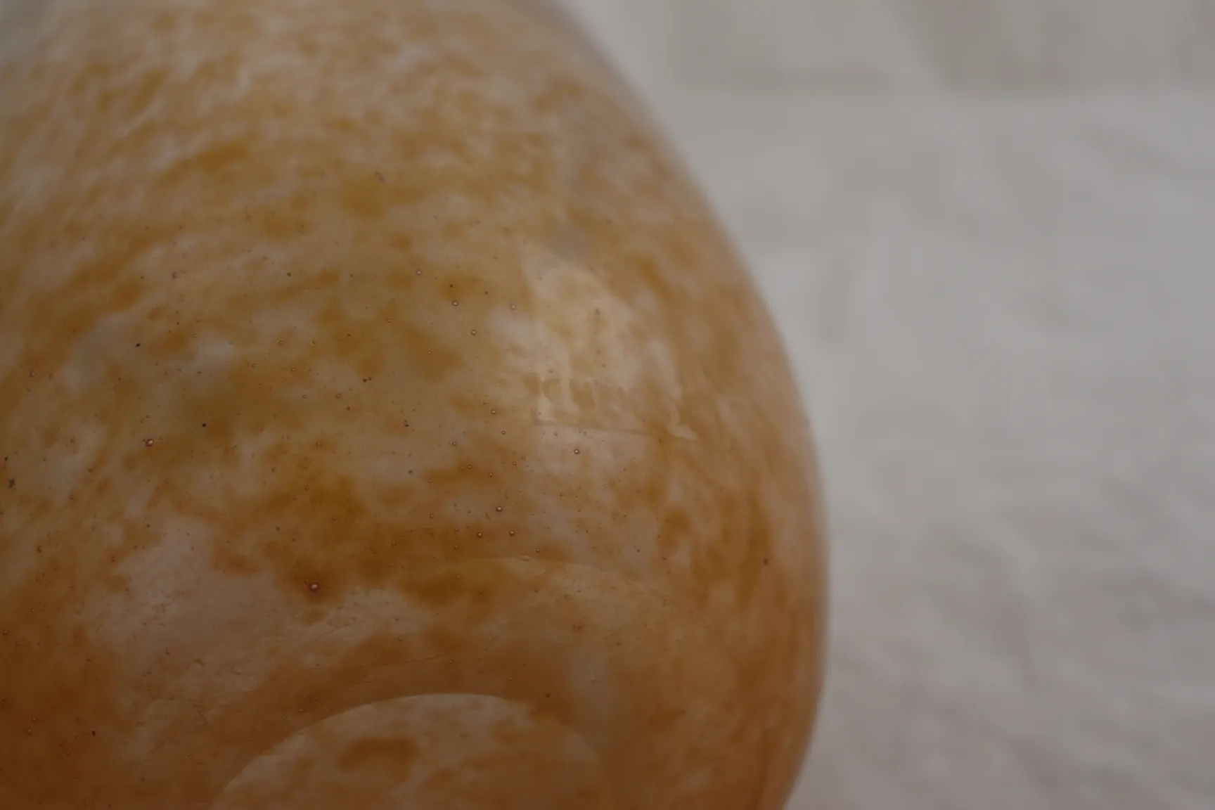 Vetro antico firmato Schneider con texture giallastra