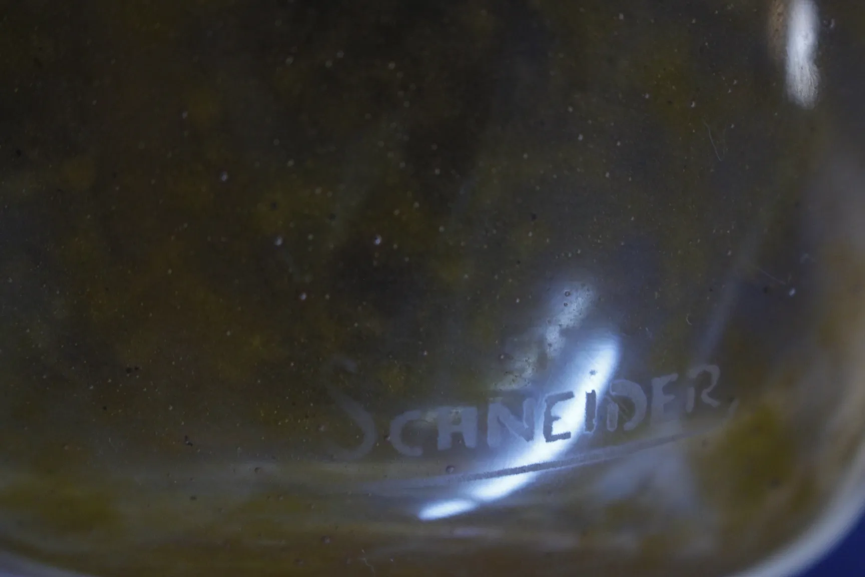 verre signé par Schneider, antiquité française, détails visibles