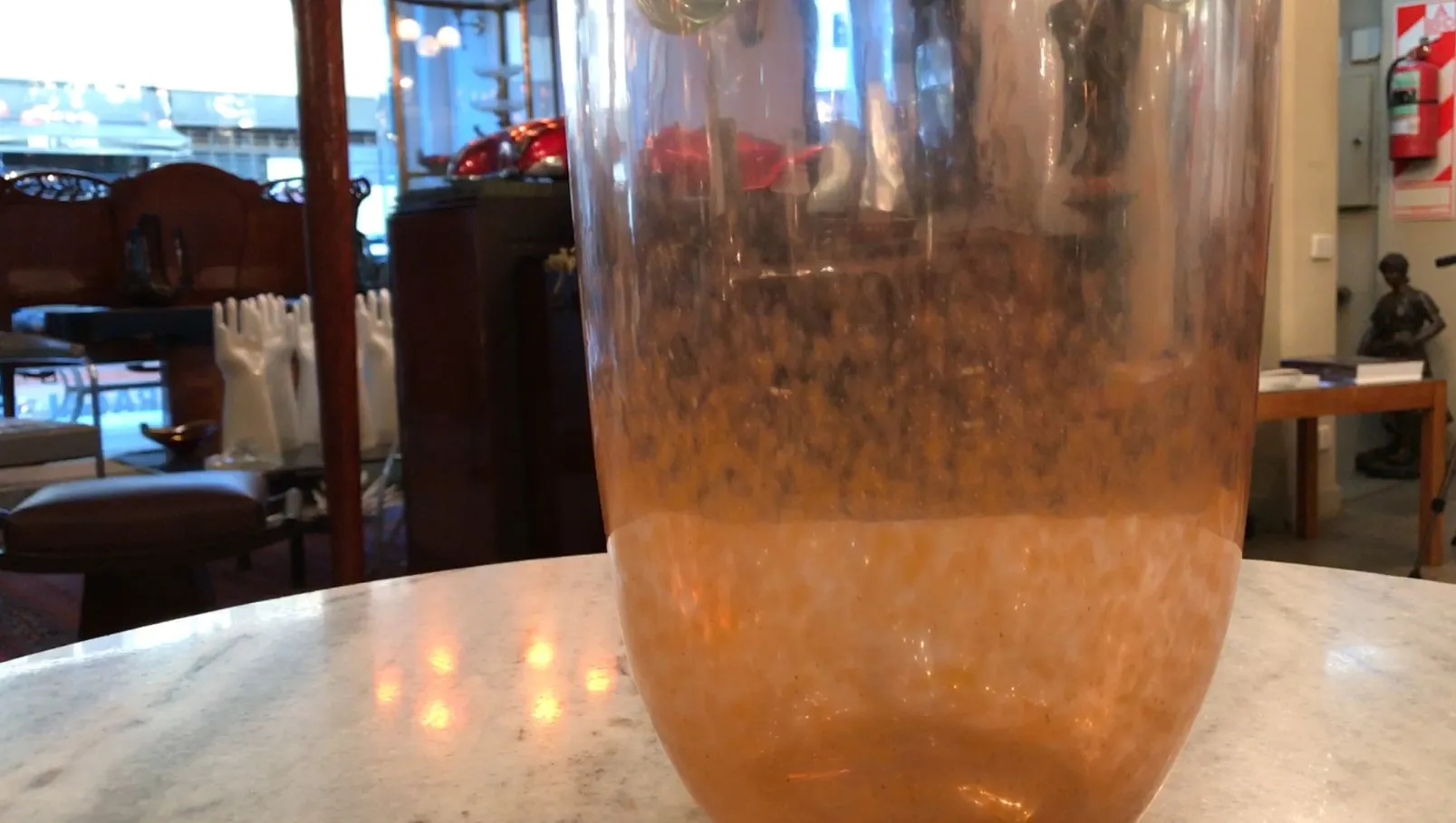 由施耐德签名的玻璃，温暖的色调和细微的细节，置于古董环境中