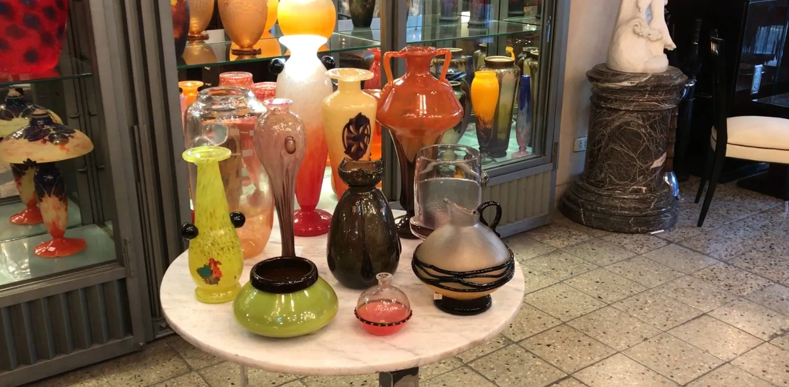 variété de formes et couleurs dans antiquité verre signé schneider français