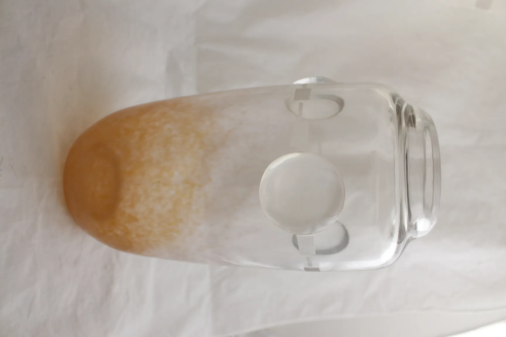 Vidro assinado por Schneider exibido sobre fundo branco.