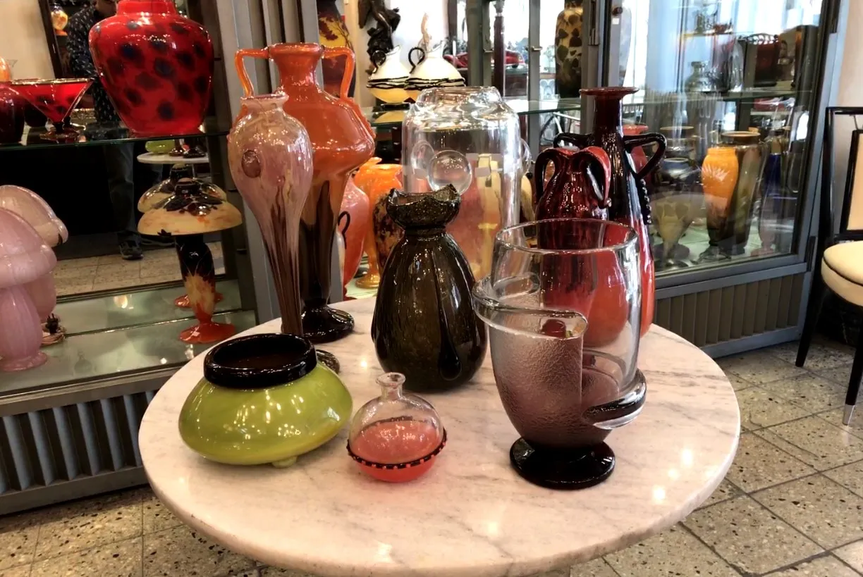 altes signiertes Glas von Schneider, verschiedene Farben, Sammlungsdisplay