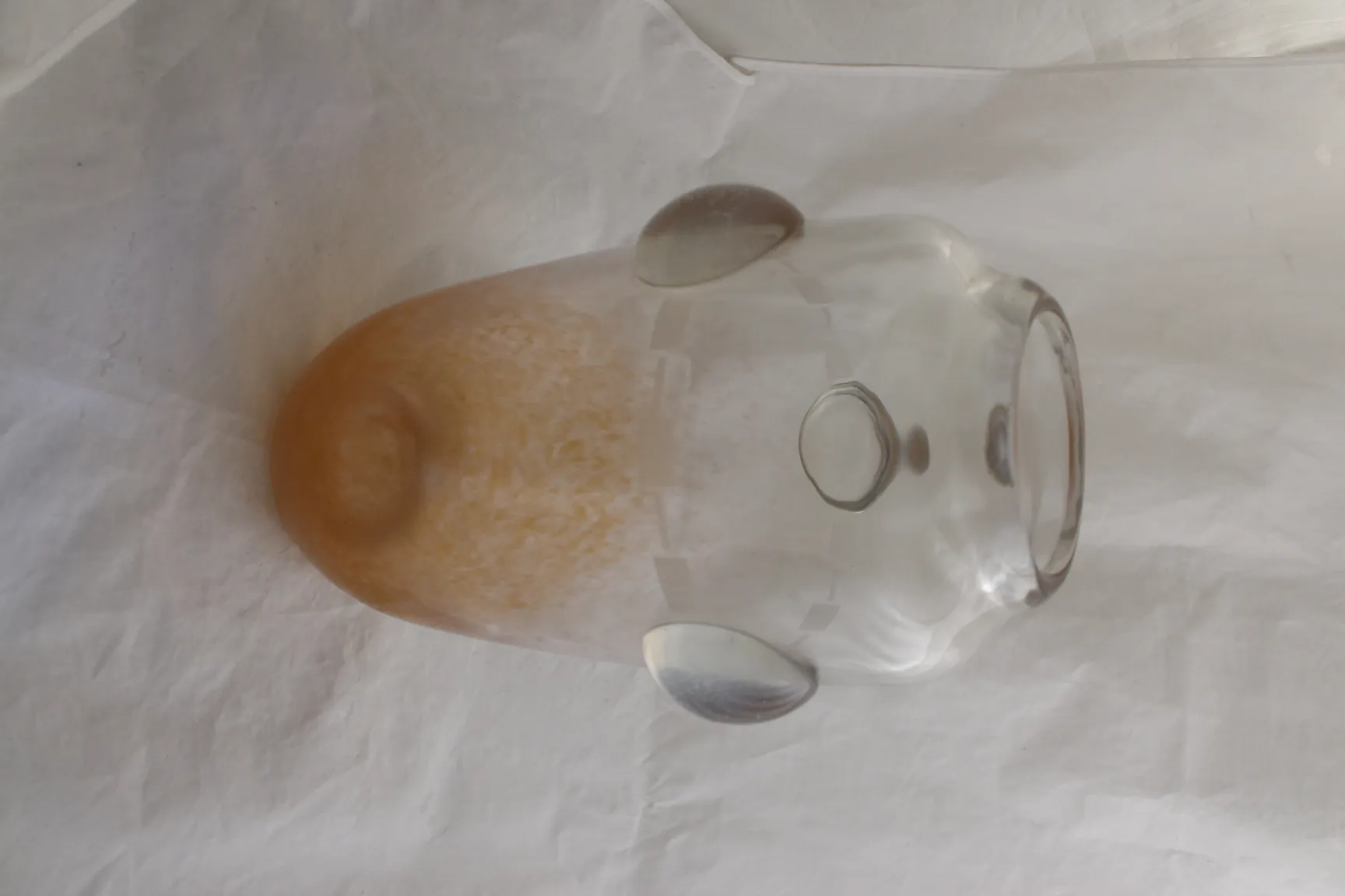 Vetro firmato Schneider, antiquariato francese con dettagli delicati e curve morbide.