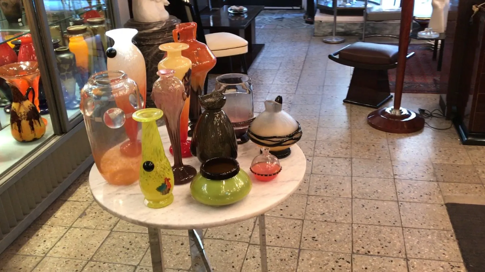 古いサイン入りのシュナイダーグラスとカラフルな装飾品が飾られています。