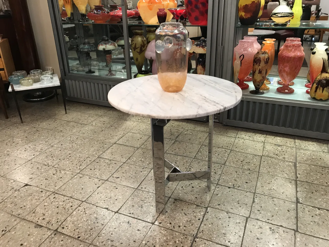 vidro assinado antigo de schneider em um ambiente decorativo