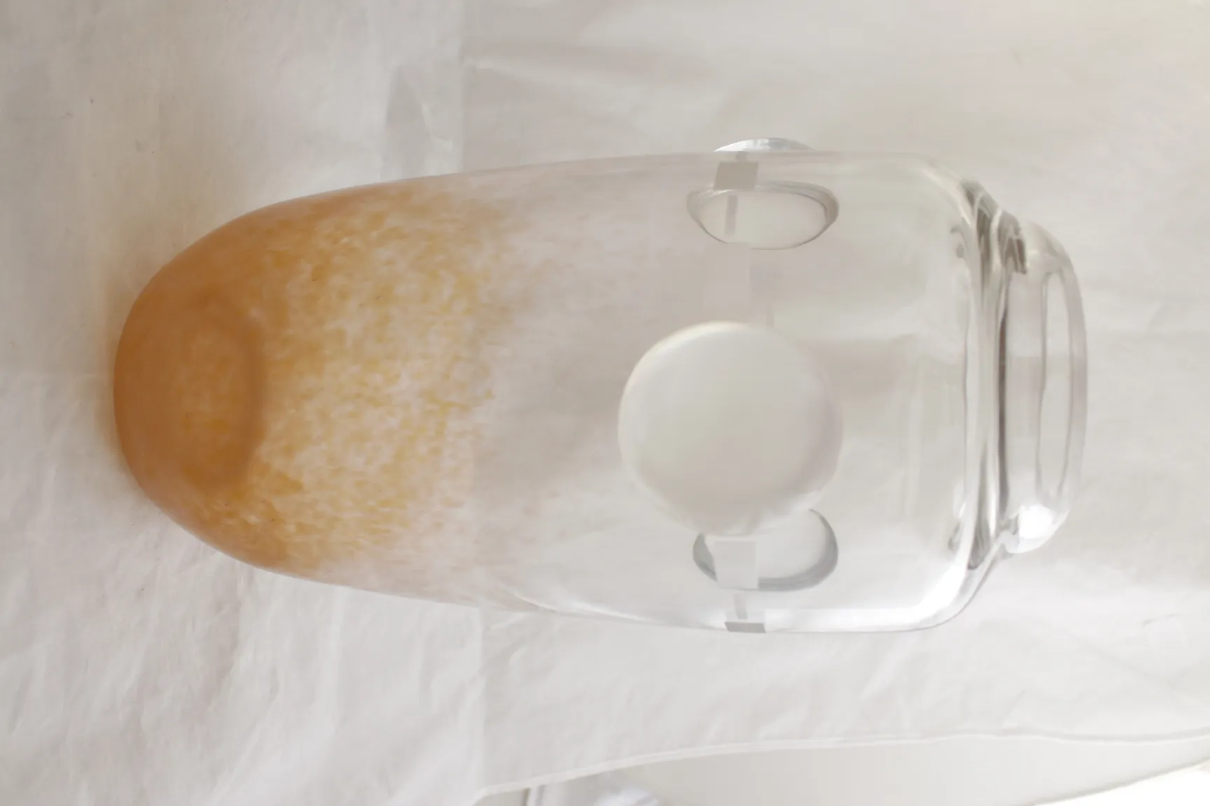 vetro firmato da schneider con dettagli unici di forma e colore