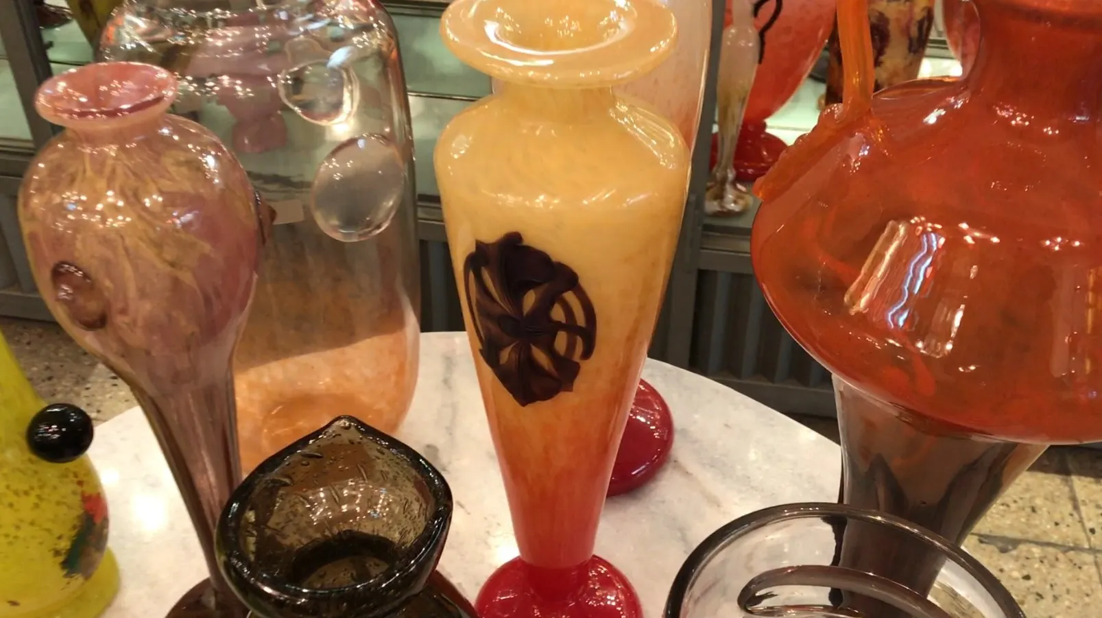 Vasos antiguos de vidrio con diseño floral en el ambiente.