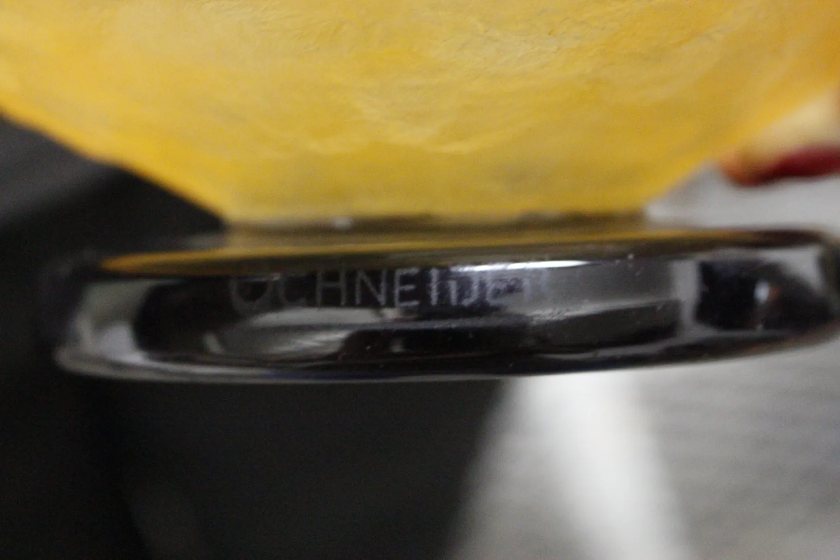 زجاج قديم موقّع شneider مع قاعدة شفافة