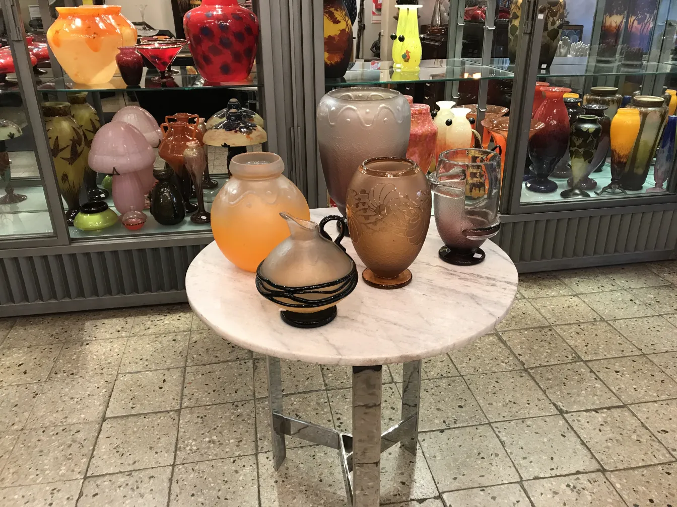 زجاج موقّع (ش Schneider) مع قطع أثرية أخرى