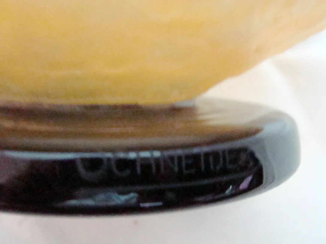 Antikes signiertes Glas von Schneider, mit Details am Boden.