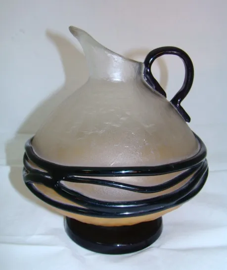 Carafe ancienne avec design en verre, signée par Schneider, décorative et élégante