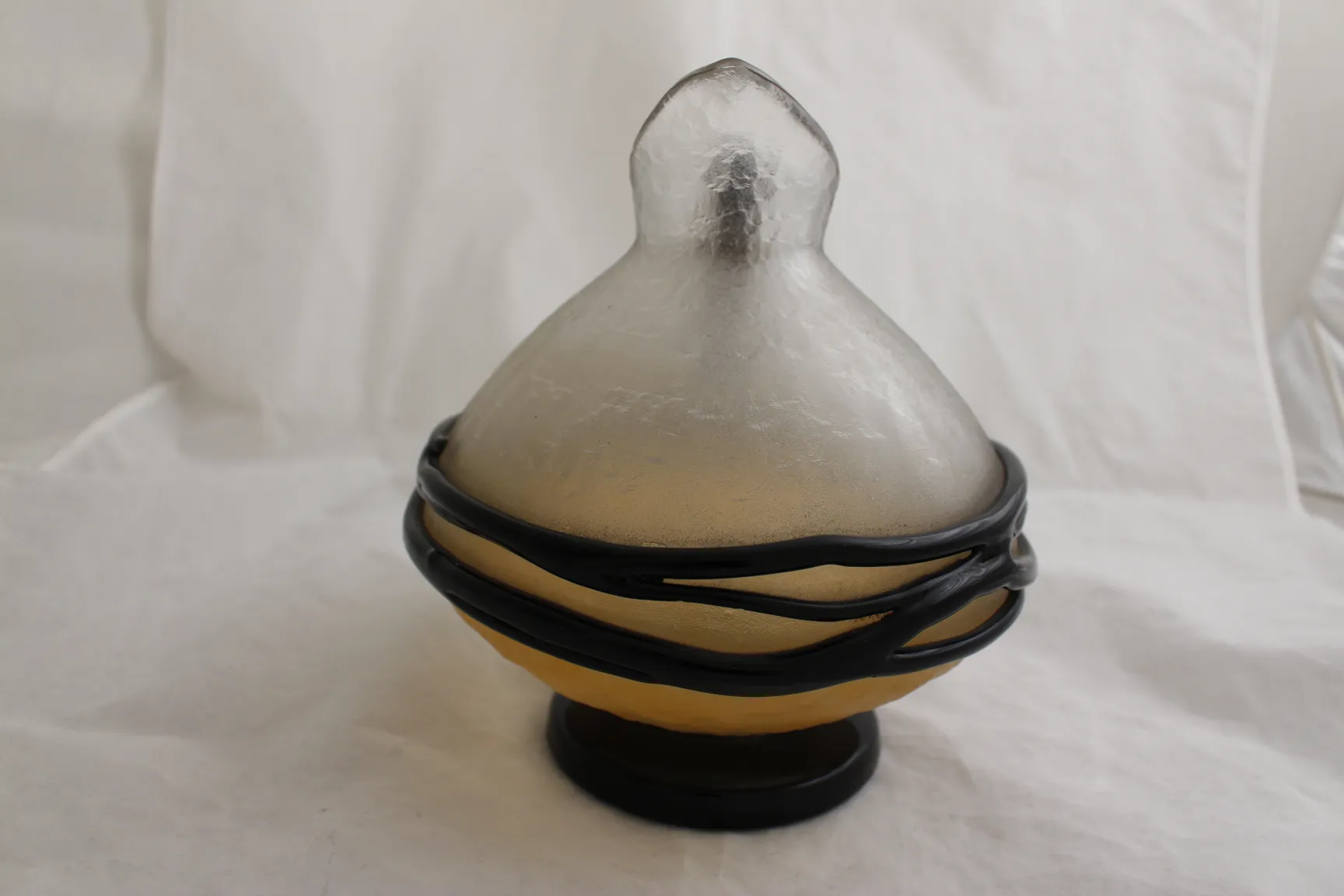 verre en forme de goutte avec détails décoratifs, antiquité