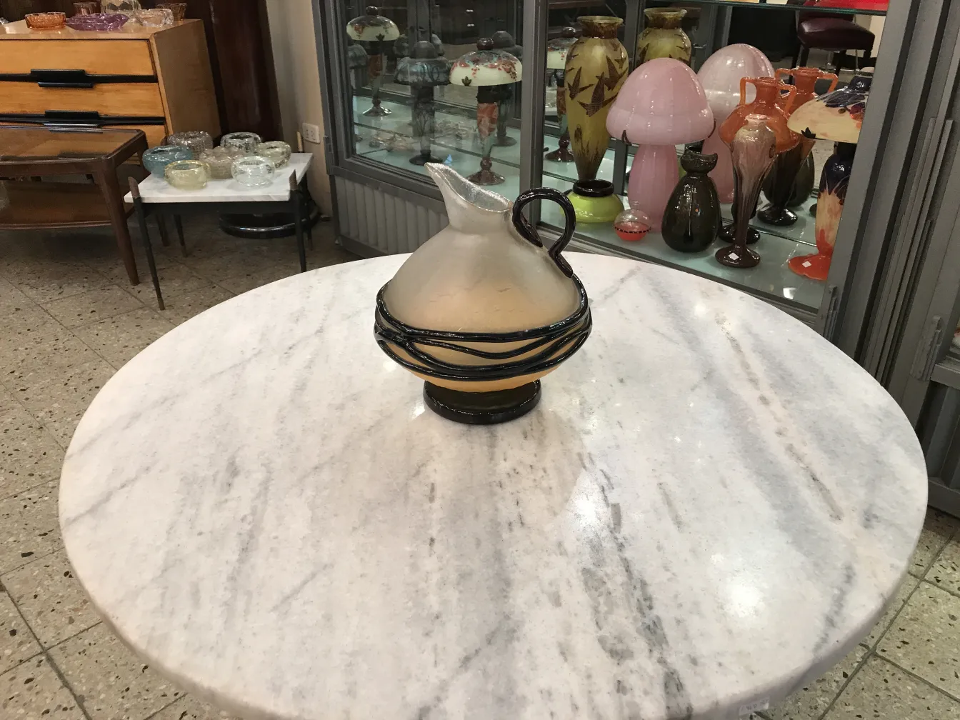 verre antique signé avec des détails distinctifs de Schneider, entouré d'antiquités