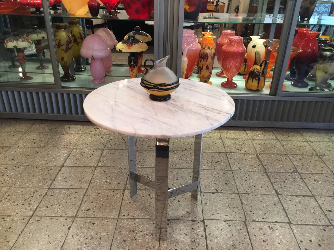 Подписанное стекло Шнайдер на выставке с цветными вазами.