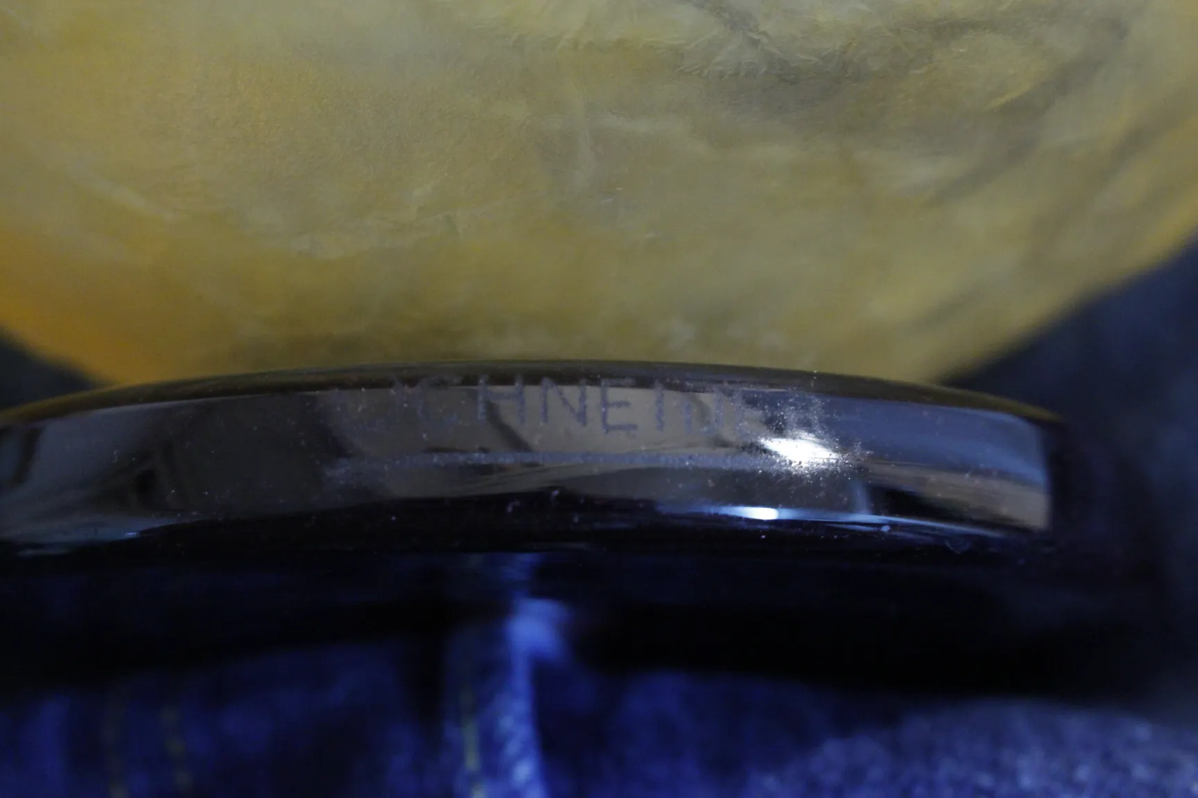 verre antique signé Schneider, fond coloré, design élégant