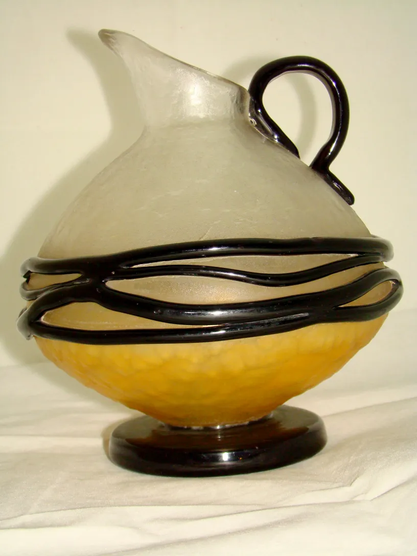 vase antico con design elegante in vetro firmato