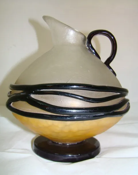 Carafe en verre antique signée avec des détails fluides, style classique.