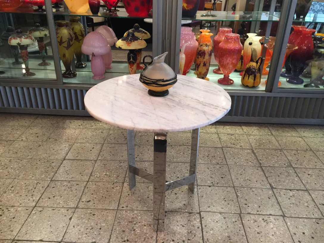 Антикварное подписанное стекло с художественными узорами на фоне.