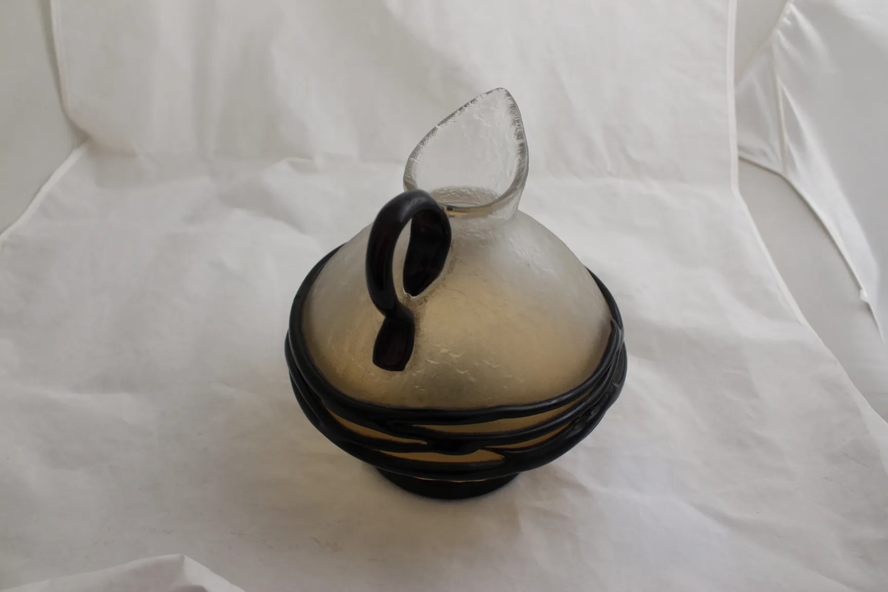 verre signé avec design classique et poignées décoratives