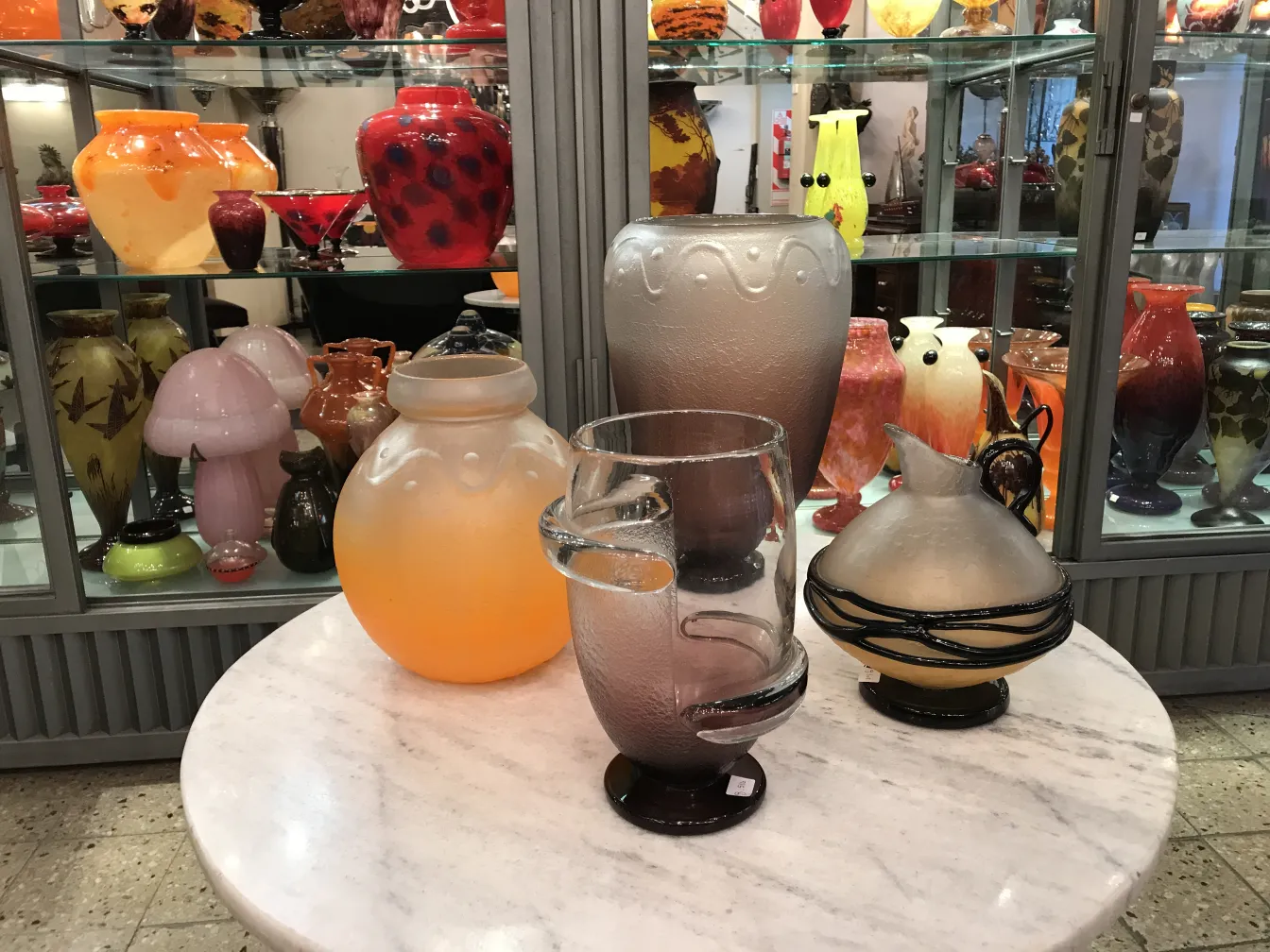 antik signiertes Glas mit elegantem und einzigartigem Design