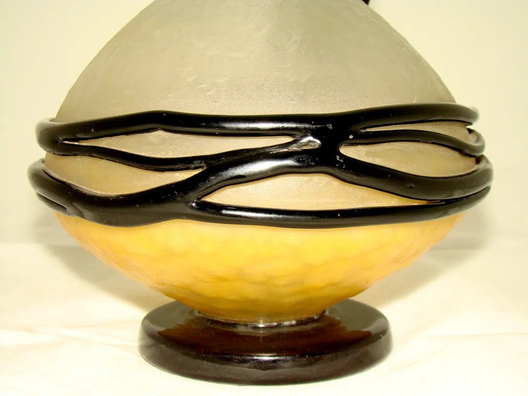 Verre signé de Schneider avec des détails noirs délicats et des couleurs vives