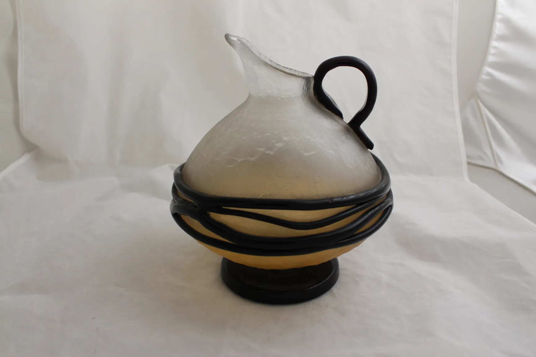 glas mit klassischem design, elegante form, stützende basis, antike