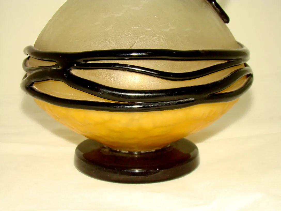 verre ancien avec design sphérique et couleurs chaudes, signé