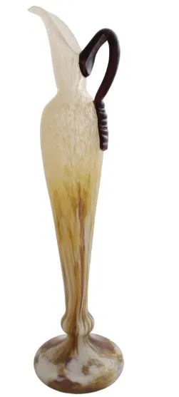 antik glas mit elegantem design und charakteristischem griff