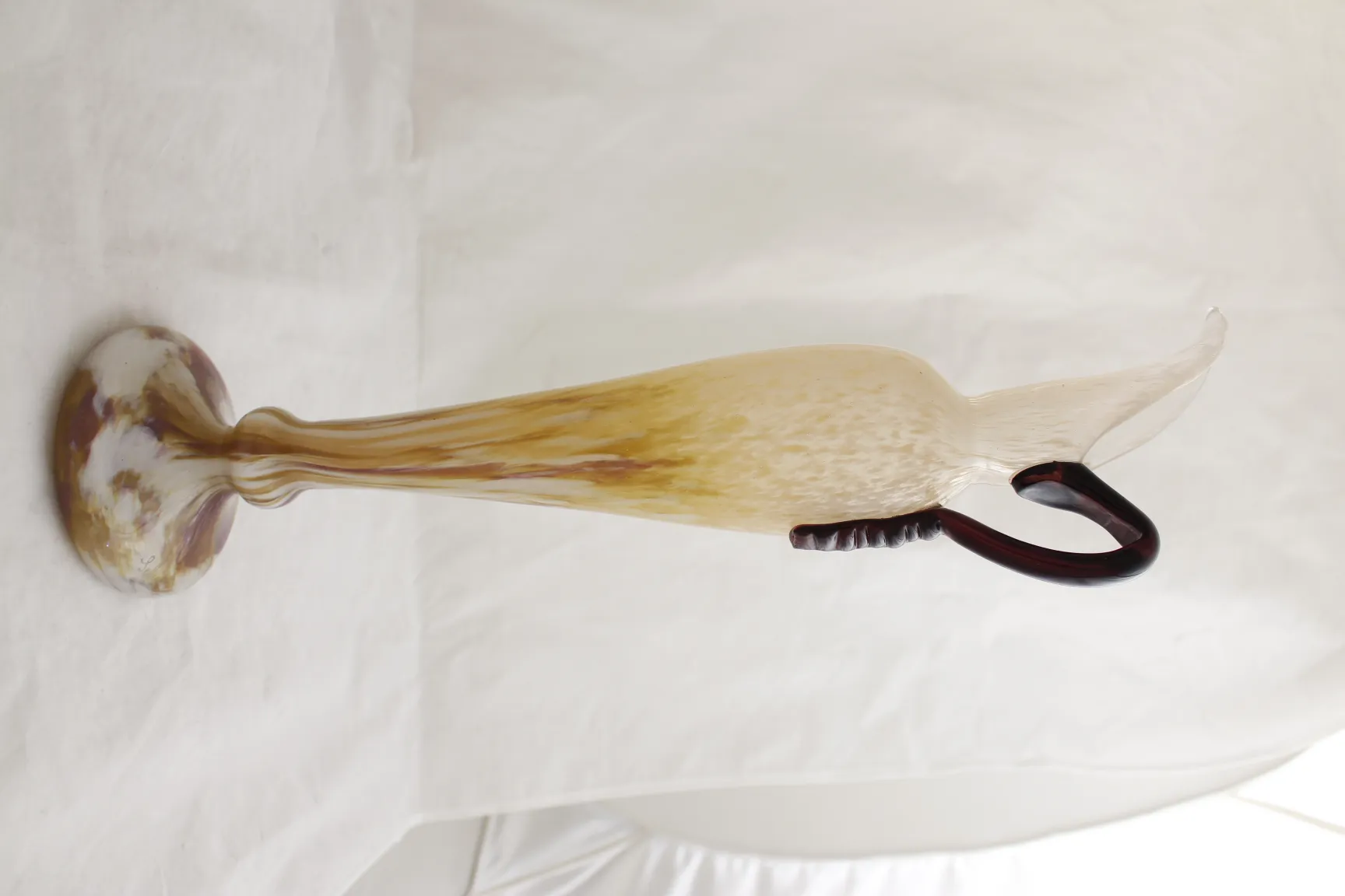 verre ancien avec design élégant et poignée courbée