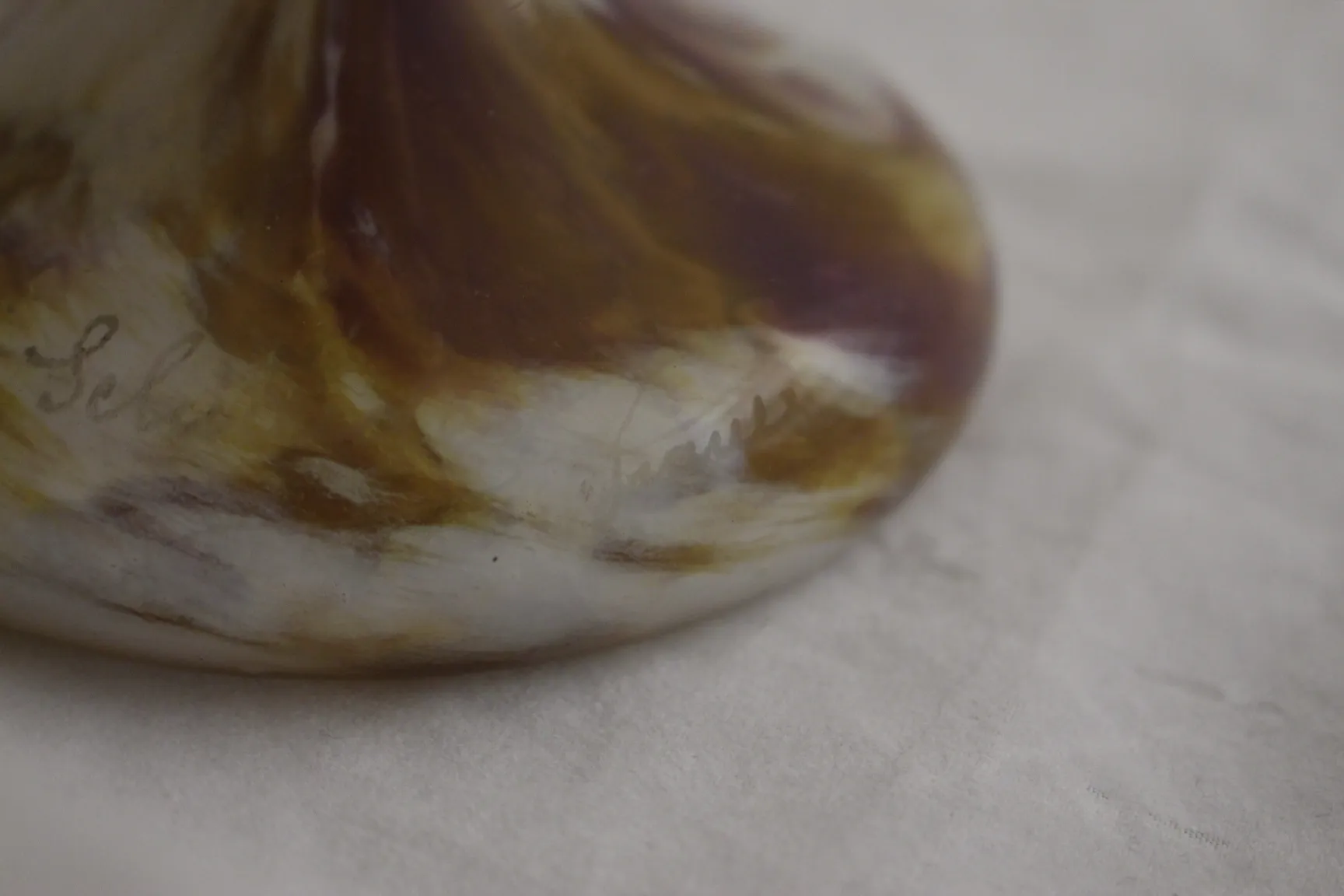 Vidrio antiguo firmado Schneider con diseño elegante y colores cálidos