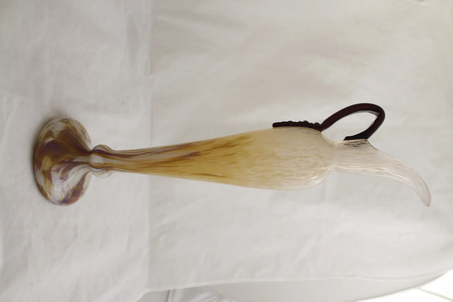 Verre signé Schneider avec un design élégant de jarre, dans un environnement classique.