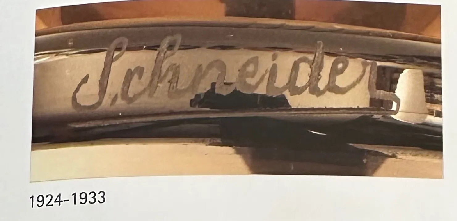 Vetro firmato da Schneider in stile francese con dettagli della firma.