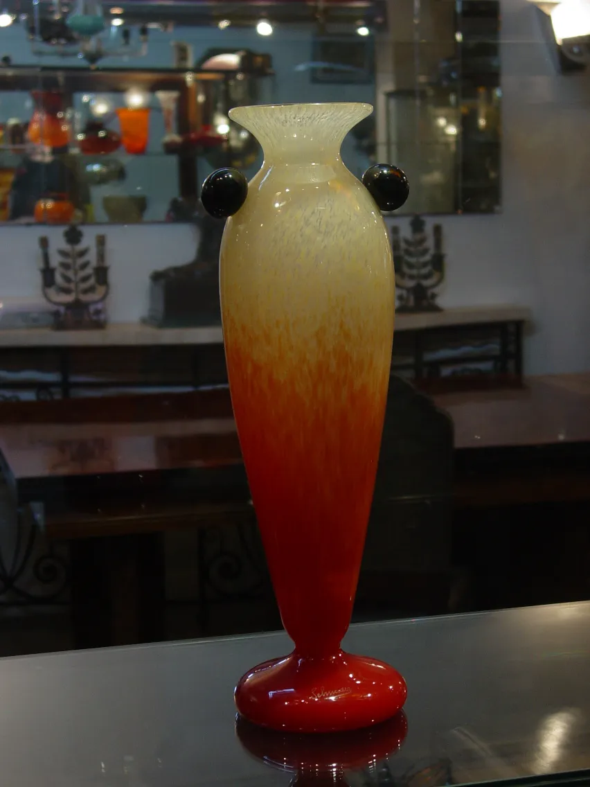 Antica pezzo di vetro con un bel design sfumato rosso e giallo e dettagli scuri.