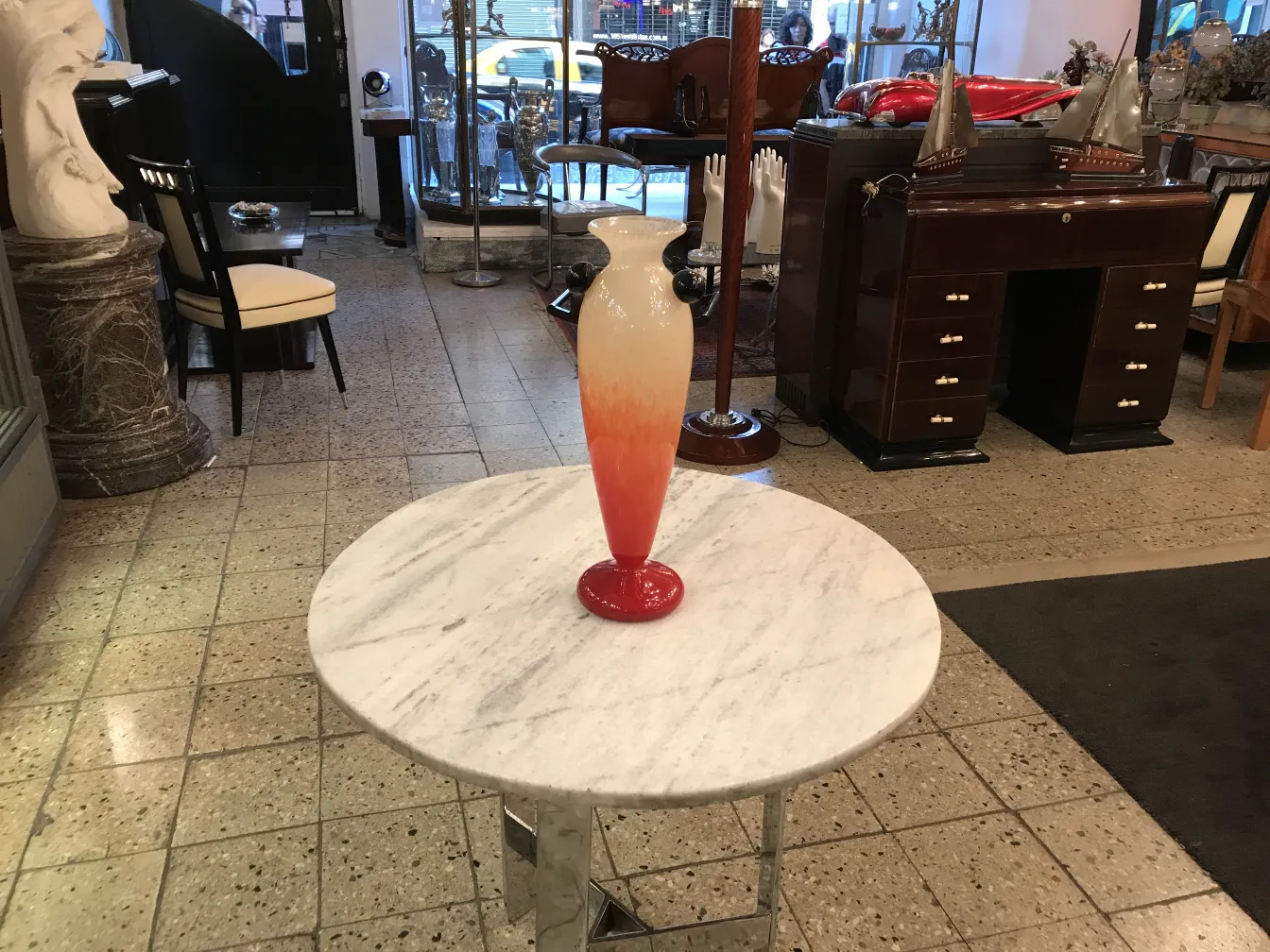 Dekoratives signiertes Glas Schneider in Blumenform, elegante Umgebung.