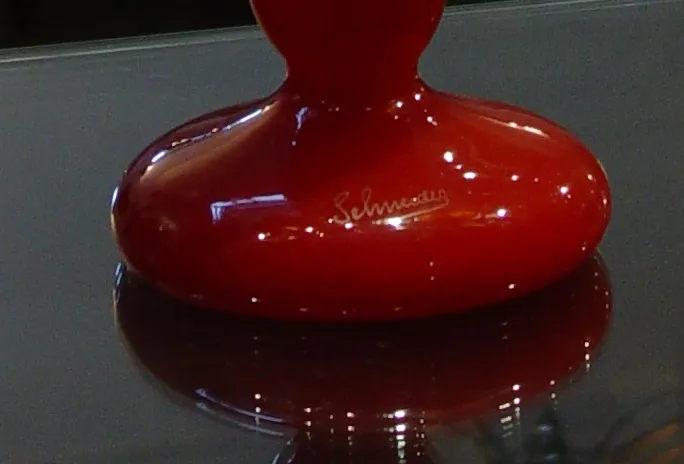 Rotes signiertes Glas mit sichtbarer Unterschrift, Antiquität