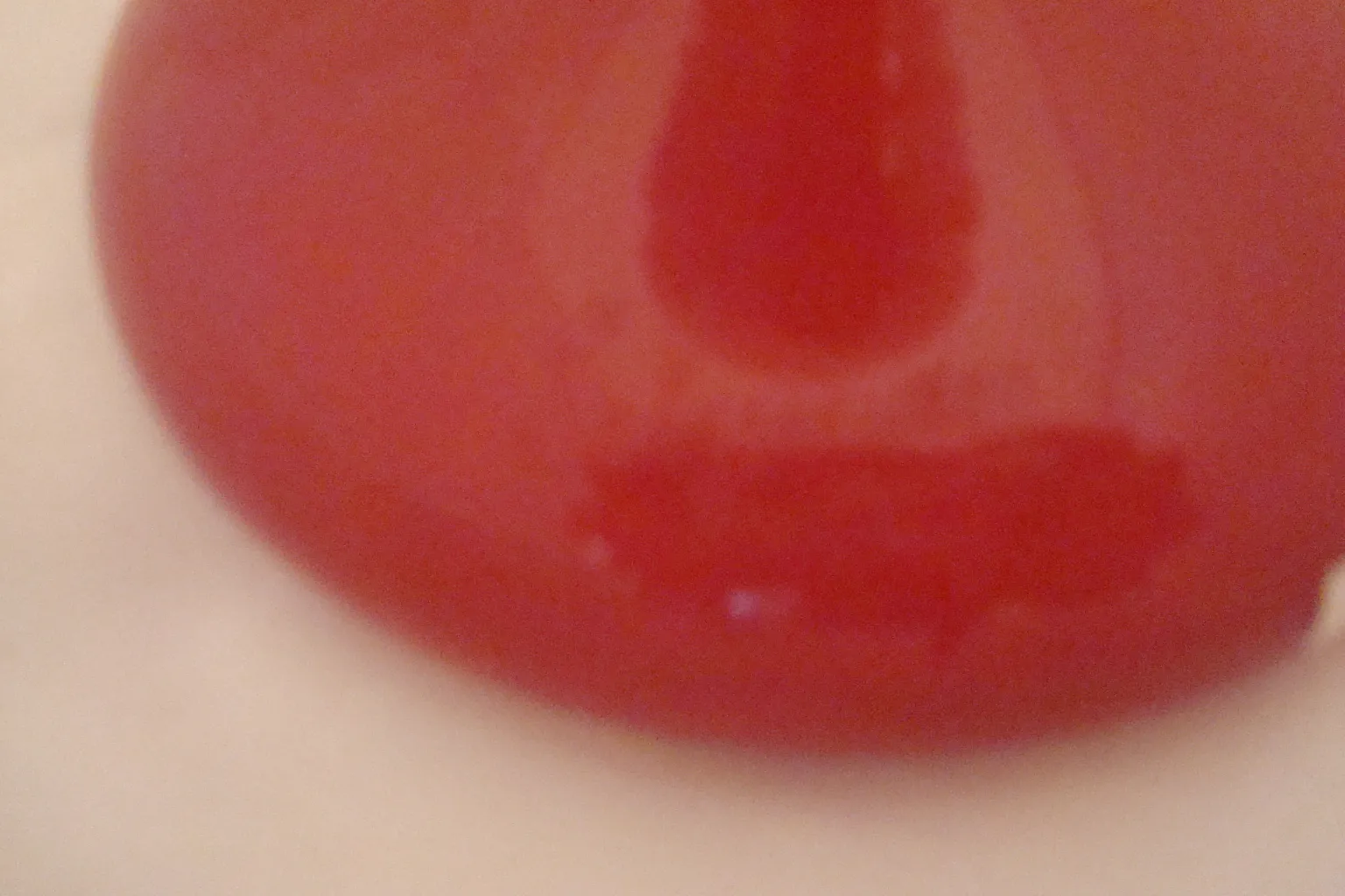 Verre signé Schneider avec des détails artistiques rouges.