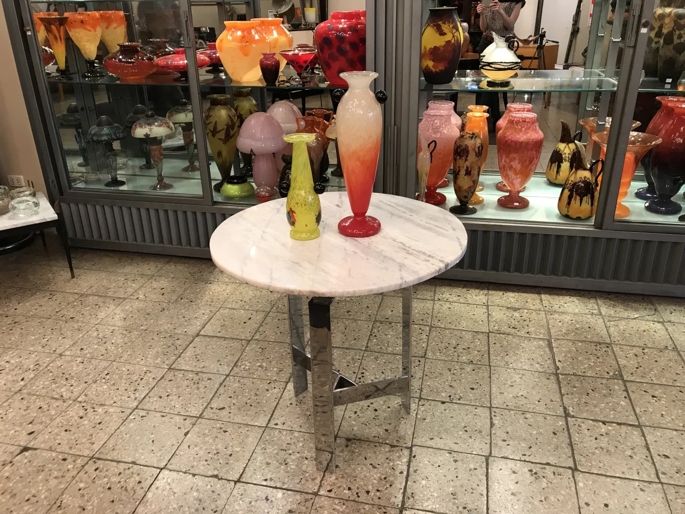 подписанное стекло шнайдер на фоне цветных ваз