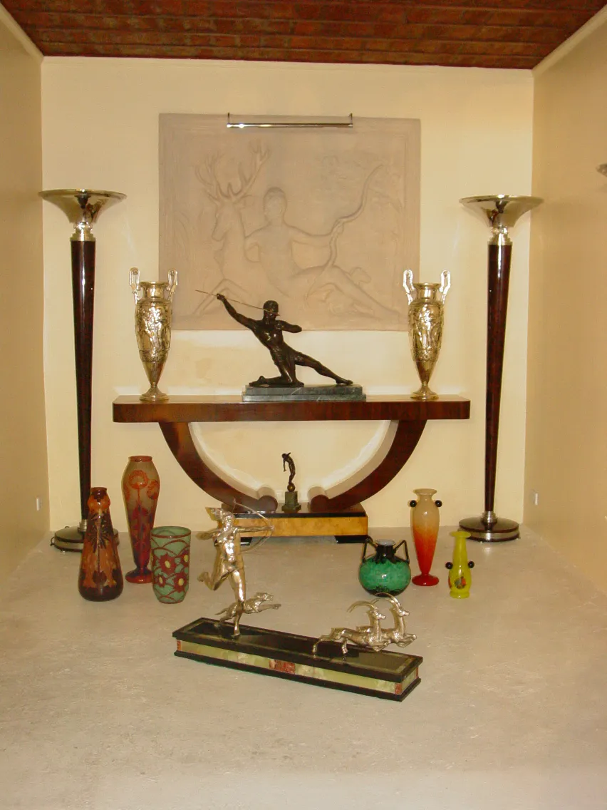 vidro assinado Schneider com detalhes visualmente atraentes