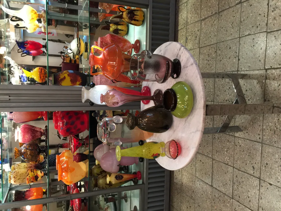 展出在古董环境中的施耐德签名玻璃