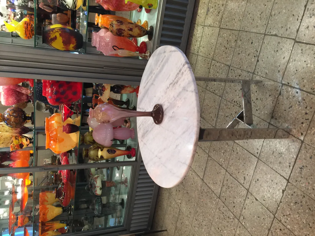 vidrio firmado en tonos rosa y marrón, fondo de antigüedades