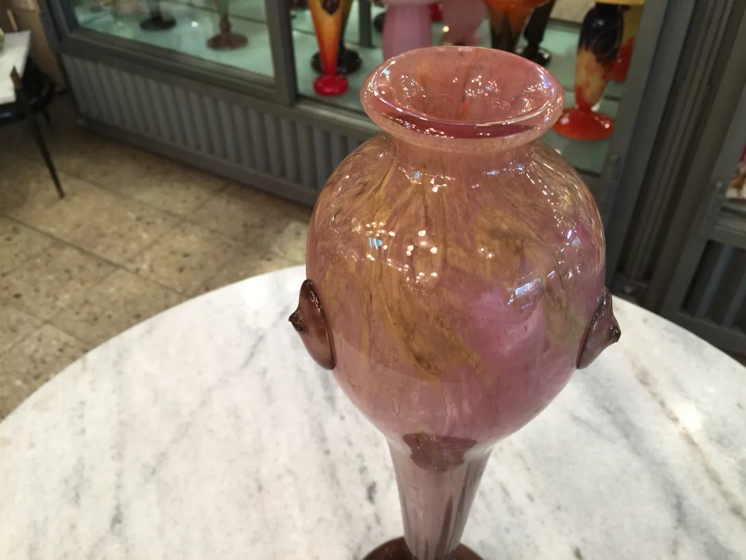 vassoio antico firmato da schneider, colore rosa chiaro