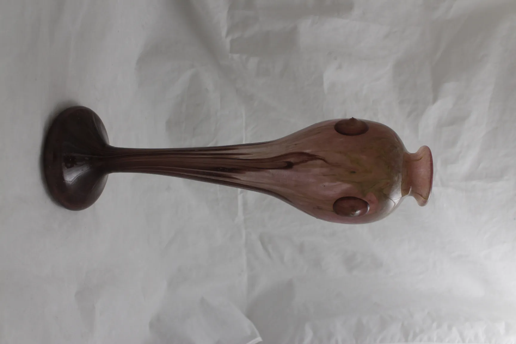 Vidrio firmado por Schneider con diseño distintivo, antigüedad