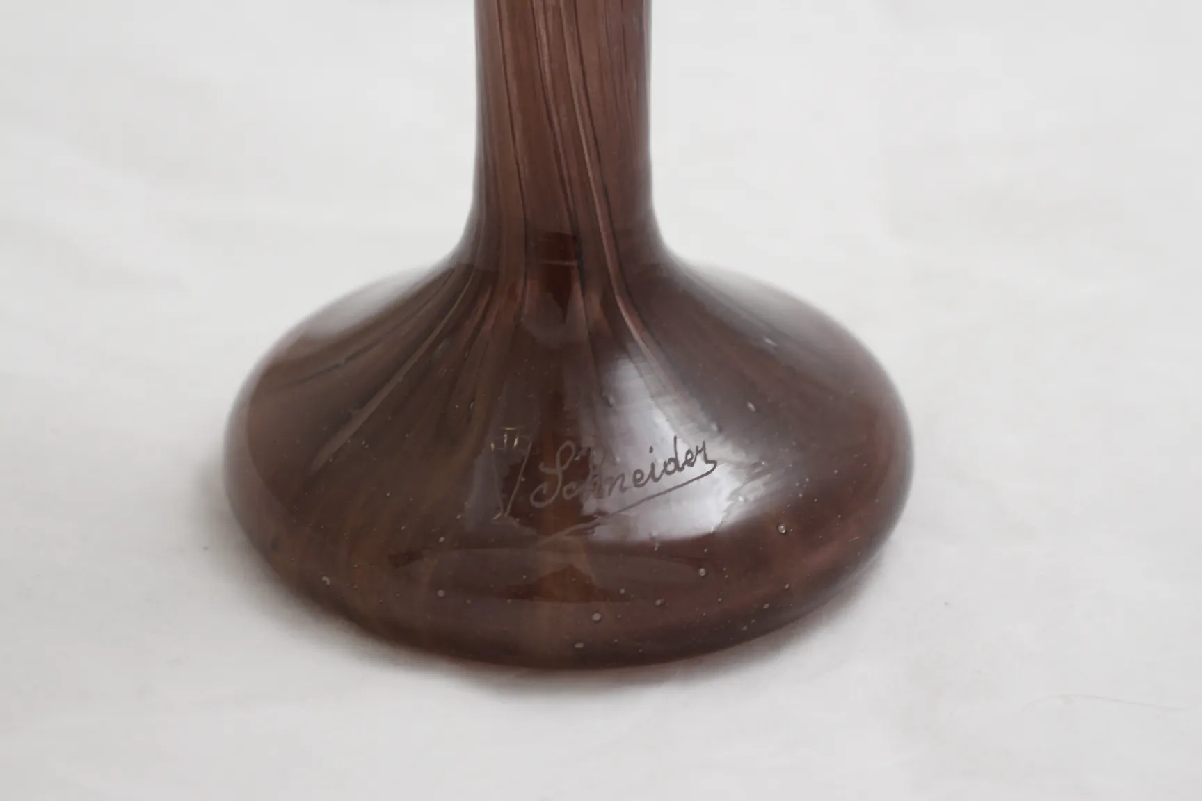 Verre antique avec la signature de Schneider dans le style français.