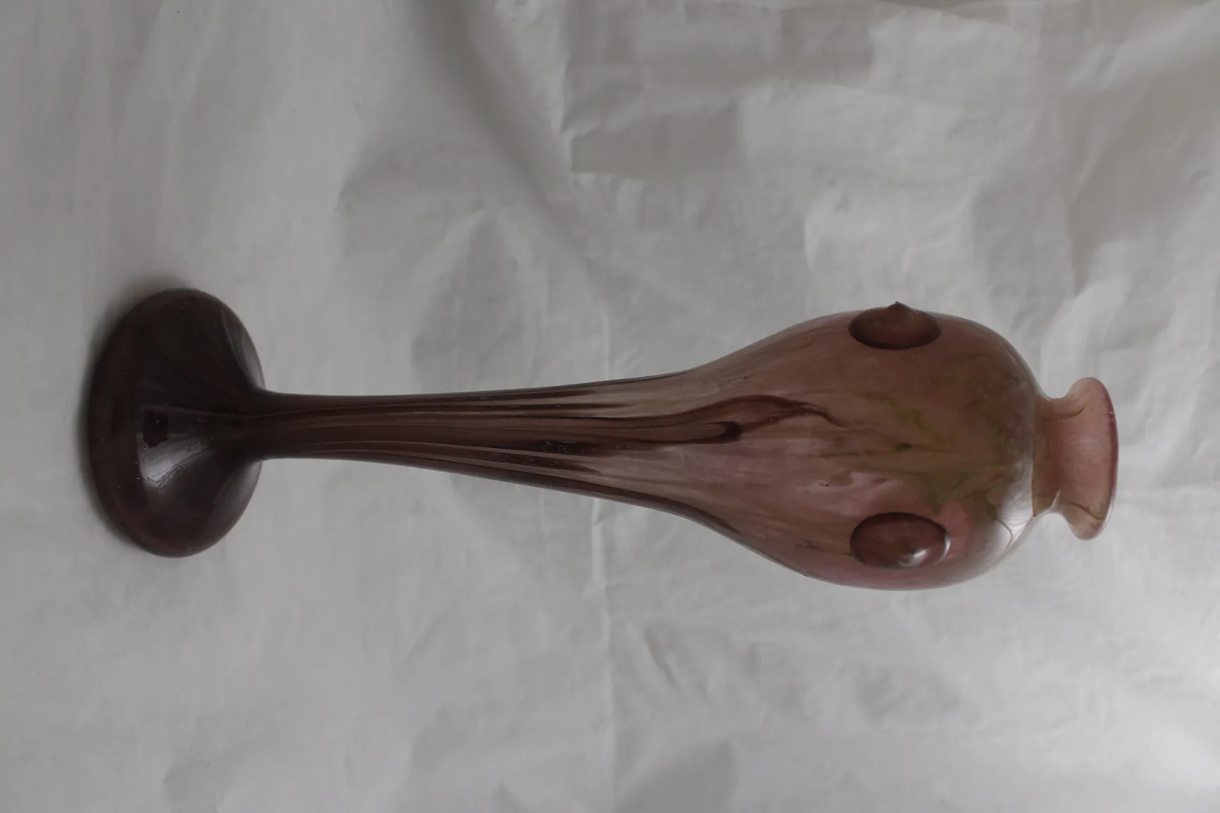 Ancien verre signé de schneider, couleur douce et design élégant.