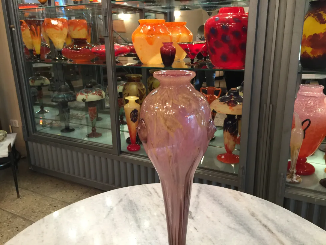 Antikes signiertes Glas von Schneider ausgestellt, stilvolle Form, rosa Farbe.