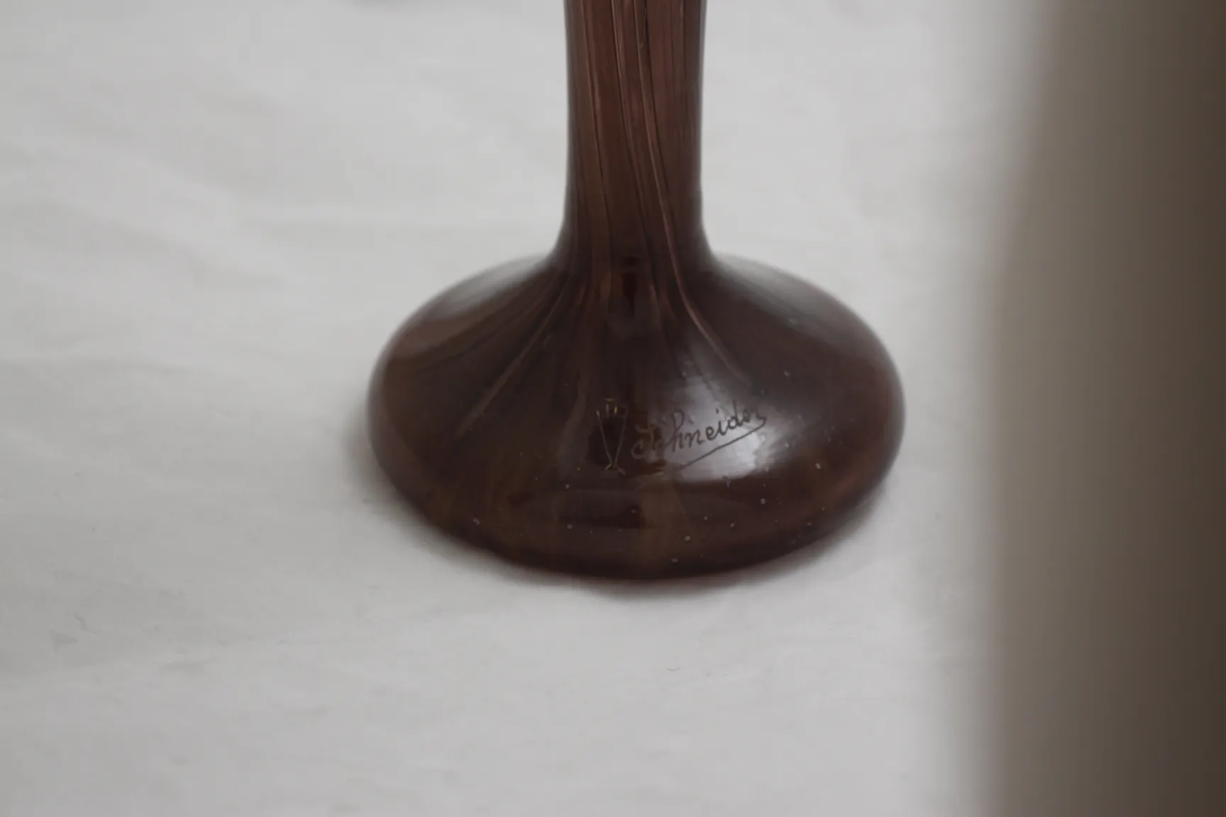 Verre ancien signé de Schneider avec une base élégante.