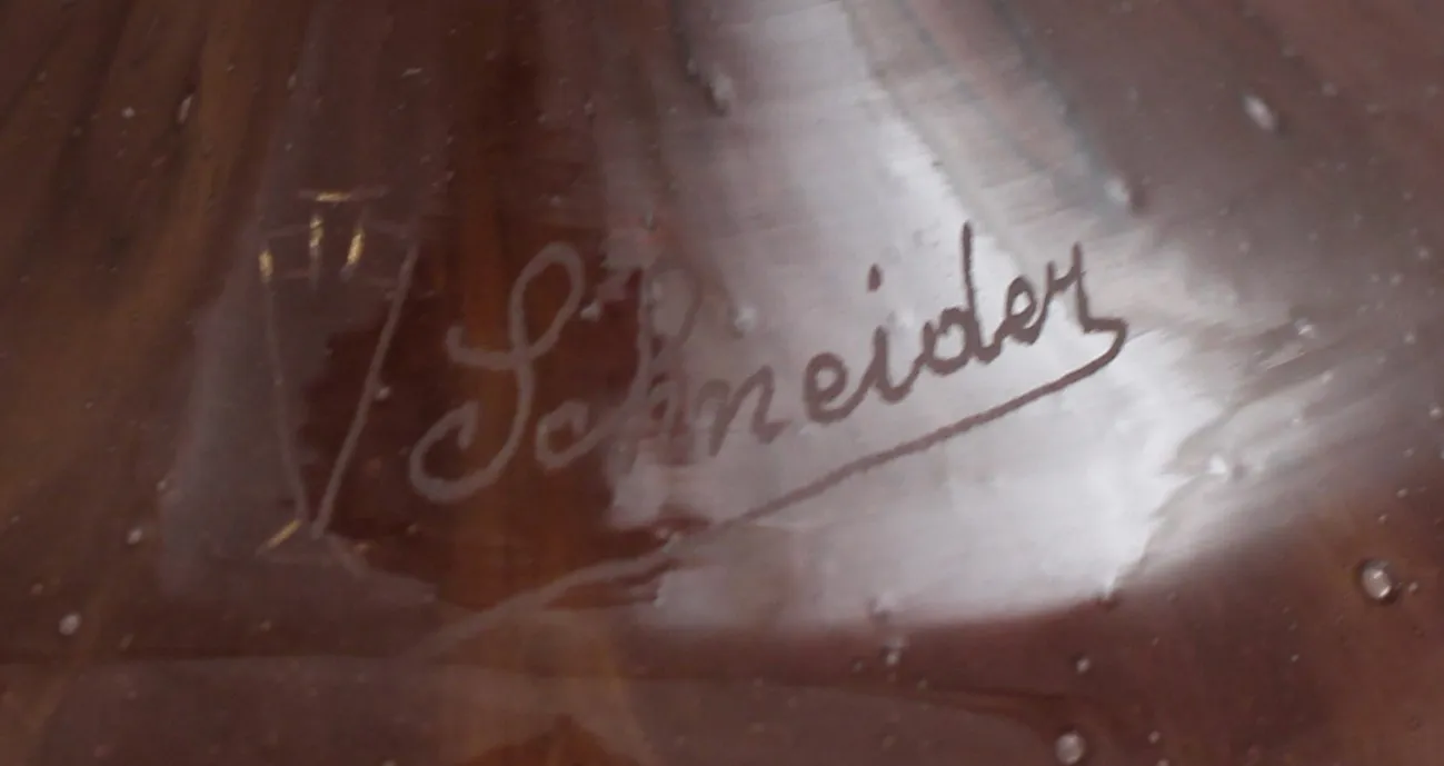 Vidrio firmado de Schneider en un estilo antiguo, con firma visible.