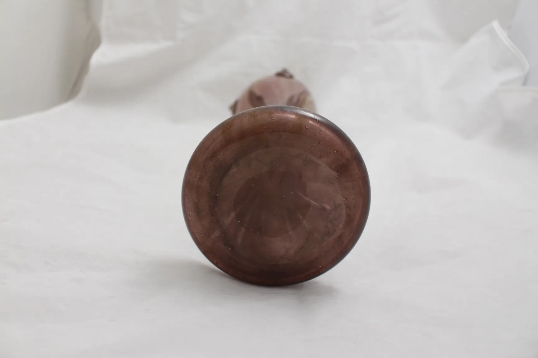 Vidro antigo assinado por Schneider na cor marrom, vista traseira