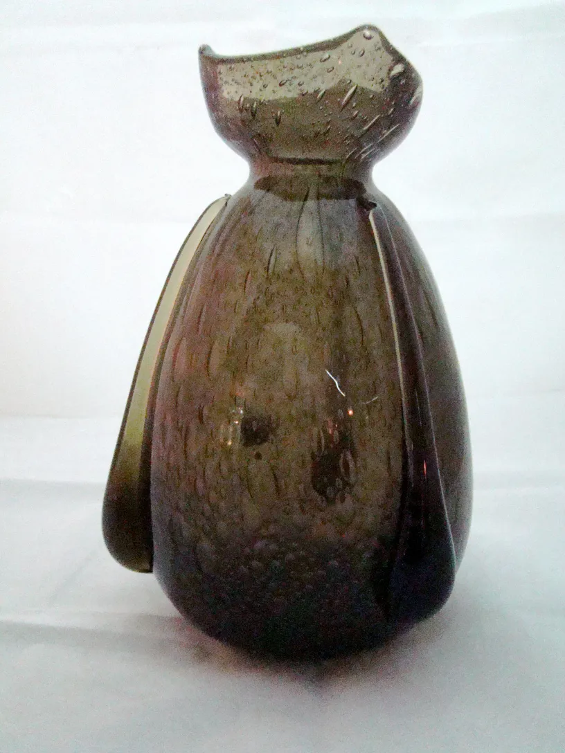 vase in vetro antico firmato Schneider di colore marrone con forma curva